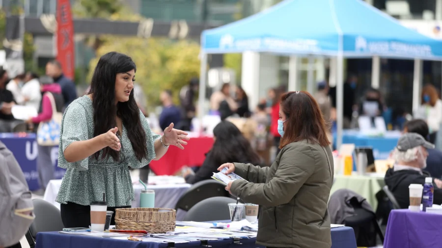 US Job Openings Fall Slightly in June