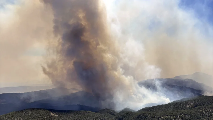 1 Person Killed in Colorado Wildfires as Blazes Torch Large Areas of the US West