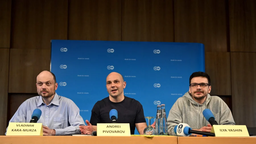 Russian Dissidents Hold Press Conference in Bonn on Prisoner Swap