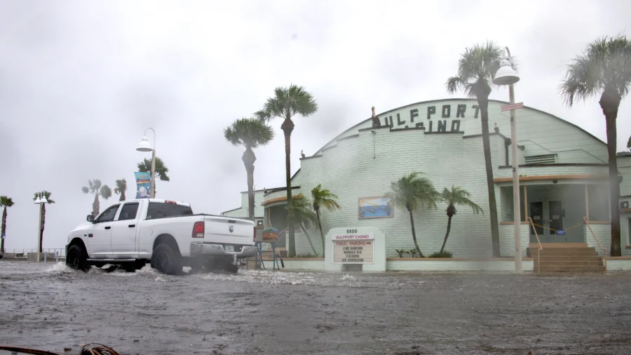 Debby Strengthens Into Category 1 Hurricane as It Heads Toward Florida