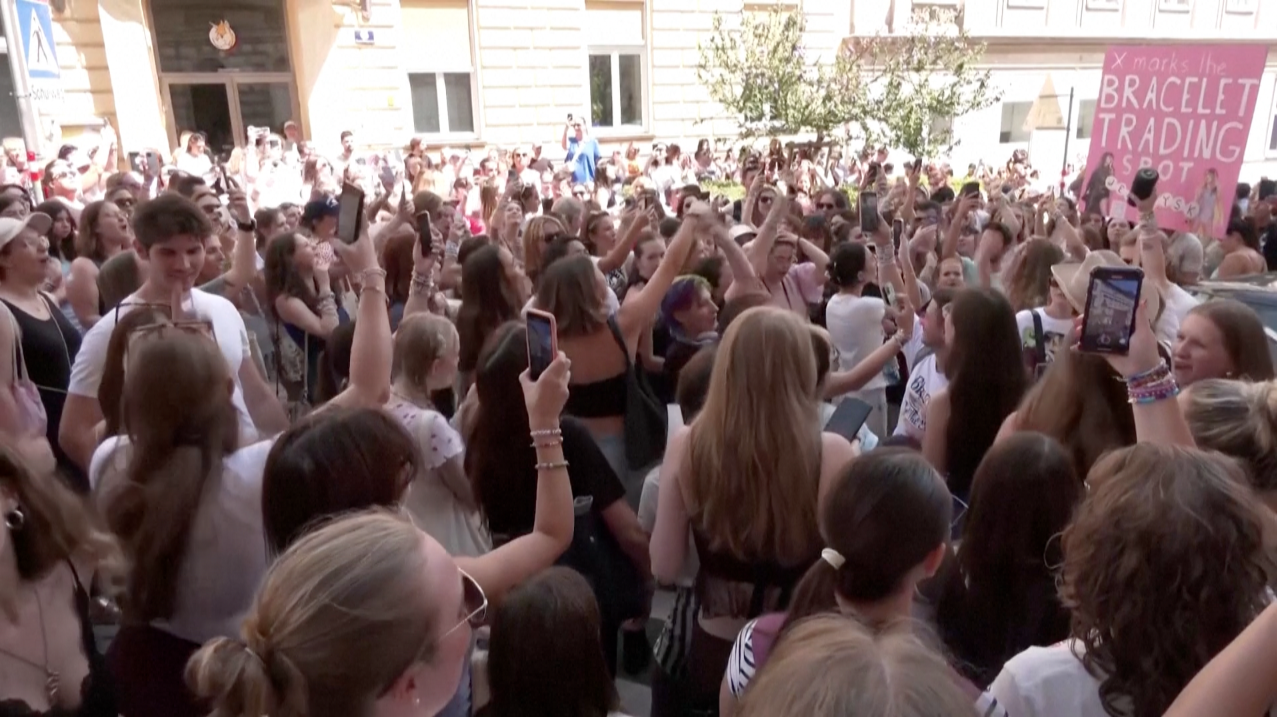 Swifties Gather in Vienna to Sing and Dance Despite Canceled Concerts | NTD