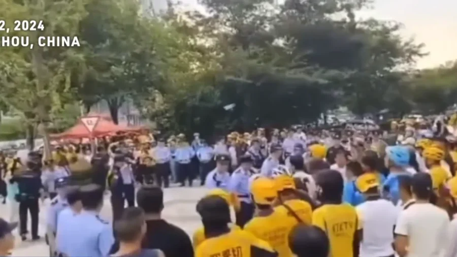 Protest Erupts in China After a Delivery Rider Forced to Kneel