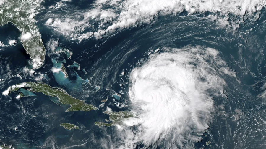 Hurricane Ernesto Lashes Bermuda as Wealthy British Territory Closes Down