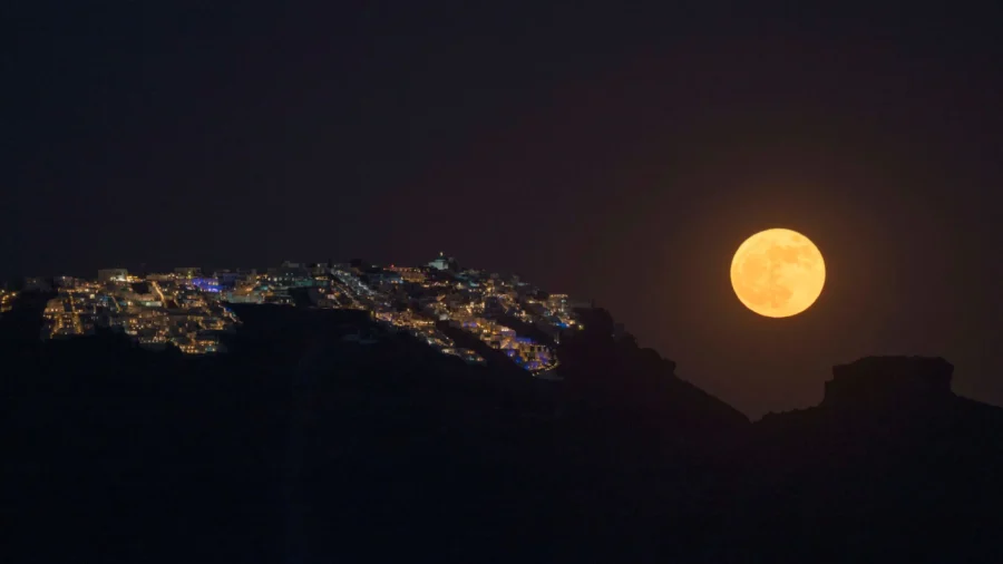 Supermoon Rises Behind Greece's Ancient Temple of Poseidon