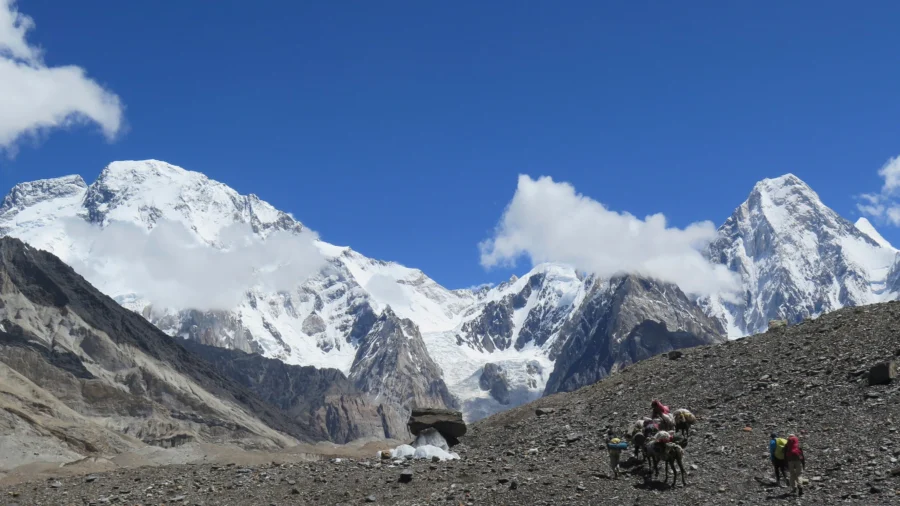 2 Russians Rescued, One Missing After Mass of Ice Hits Climbing Team on Pakistan Peak