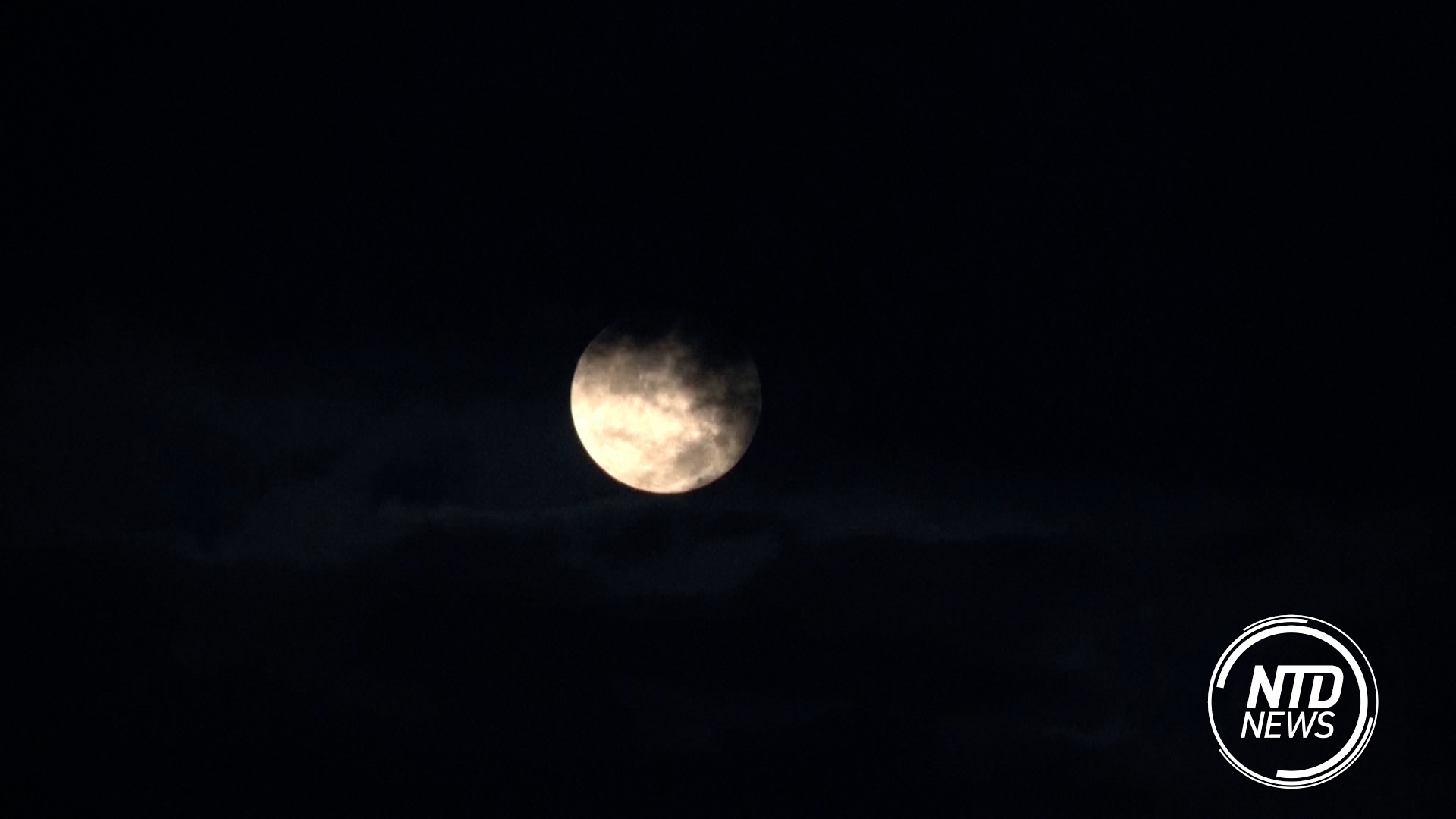 Rare Super Blue Moon Captured Above Australia’s Sydney Opera House NTD