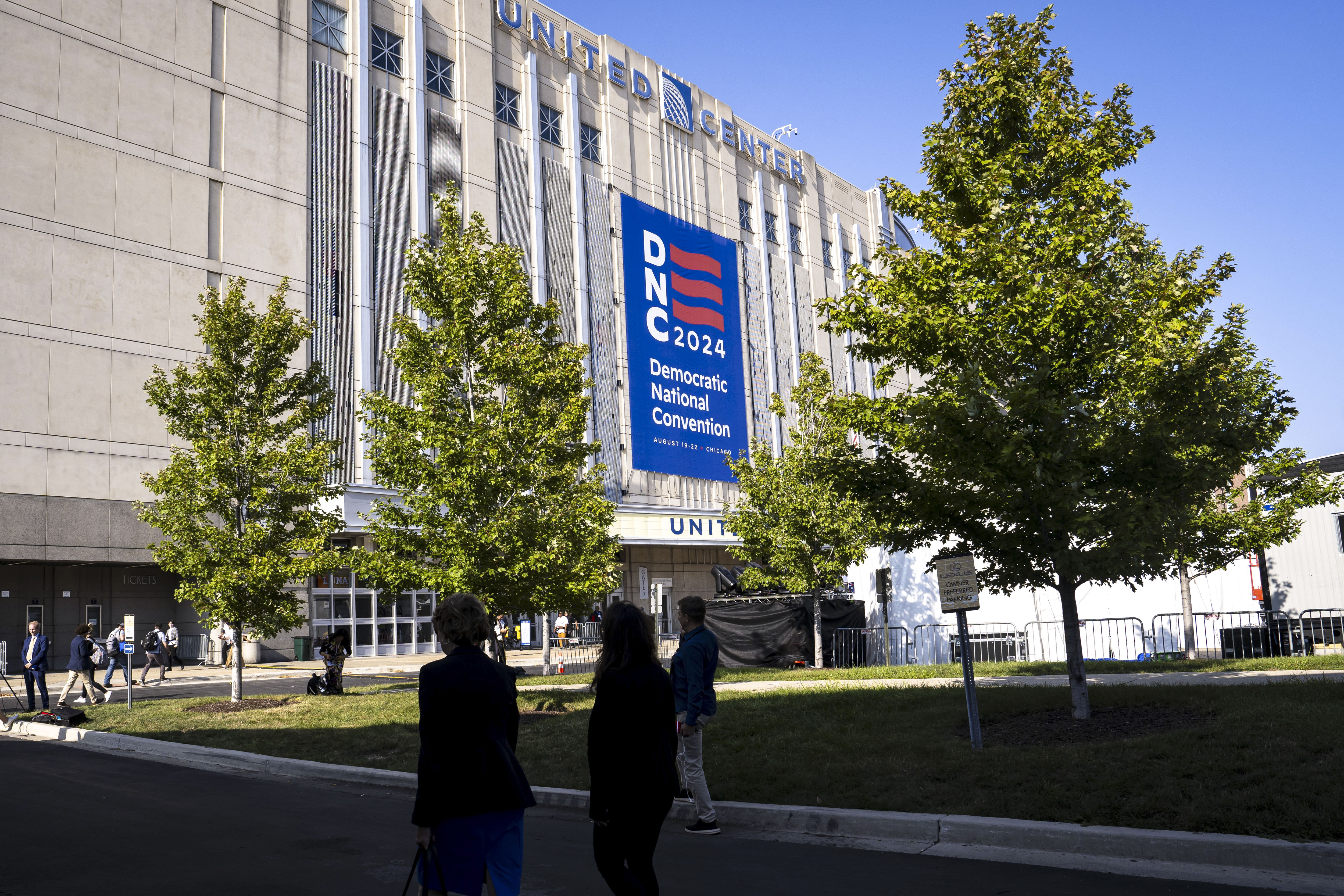 LIVE NOW Delegates Arrive at the United Center on Third Day of DNC NTD