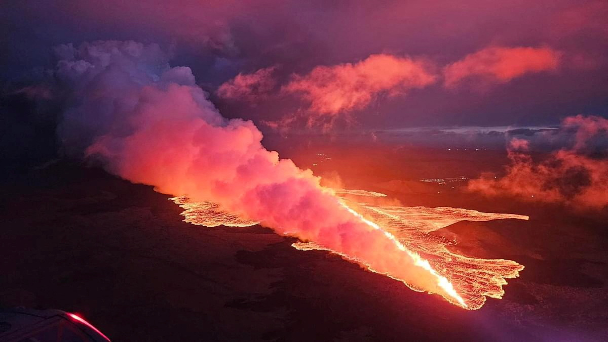 Iceland Volcano Erupts, Spewing Lava Fountains | NTD