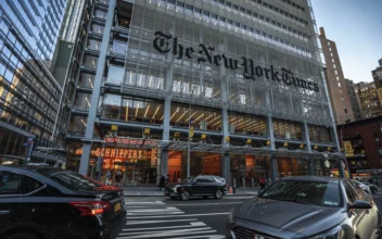 Overseas Chinese Journalists Criticize New York Times Attack on Shen Yun