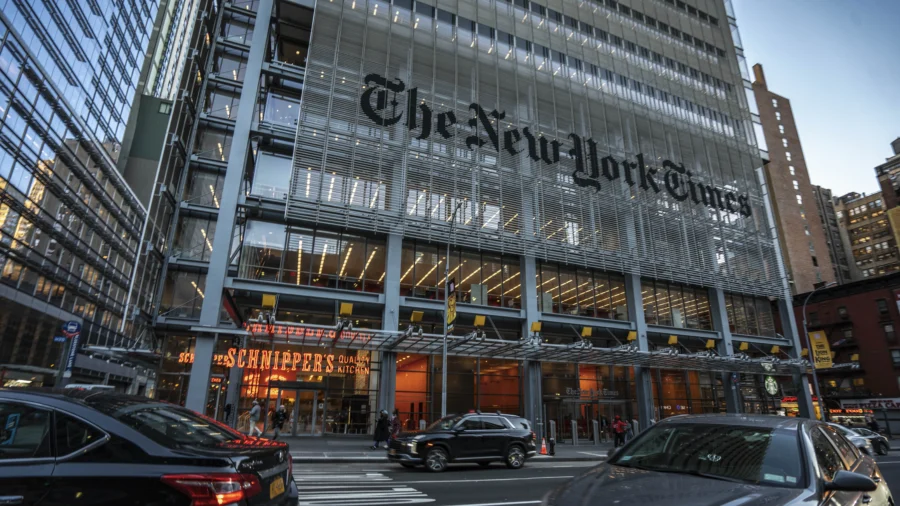 Overseas Chinese Journalists Criticize New York Times Attack on Shen Yun