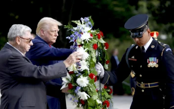 Trump Lays Wreaths at Arlington Cemetery to Honor 13 US Service Members Killed in Kabul Airport Attack