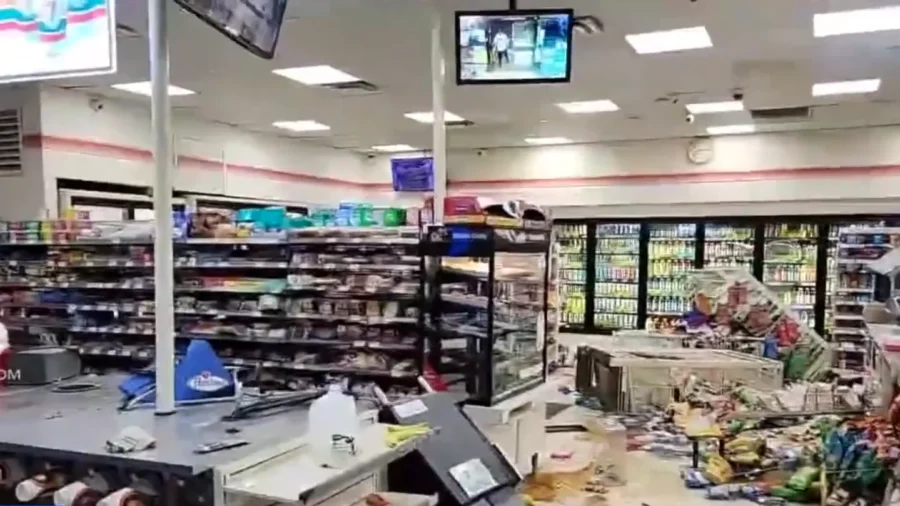 Over 30 People Ransack 7-Eleven in San Pedro, California