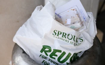 California Lawmakers Advance Plastic Bag Ban in Grocery Stores