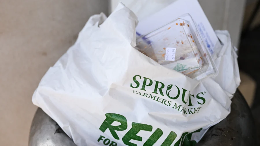 California Lawmakers Advance Plastic Bag Ban in Grocery Stores