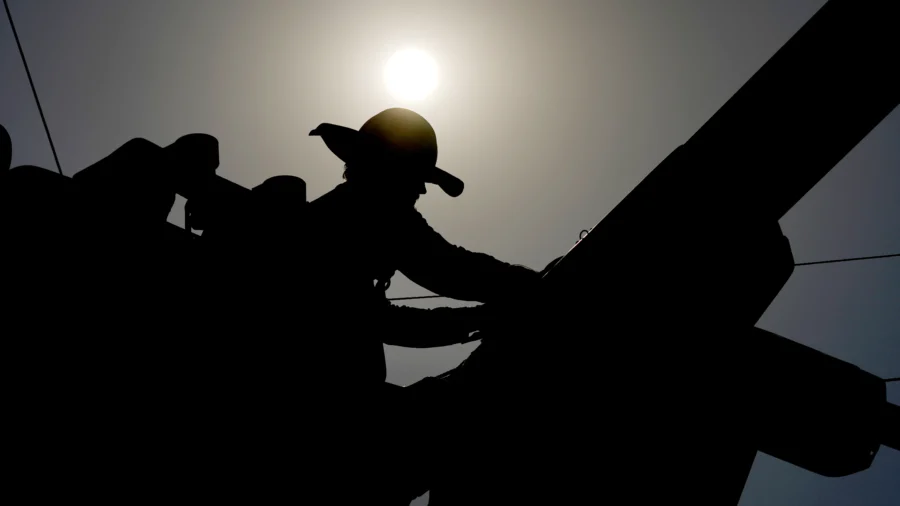 Phoenix Weathers 100 Days of 100-Plus Degree Temps as Heat Scorches Western US