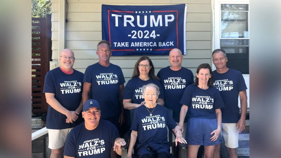 In Viral Image, Family Members of Walz Show Support for Trump