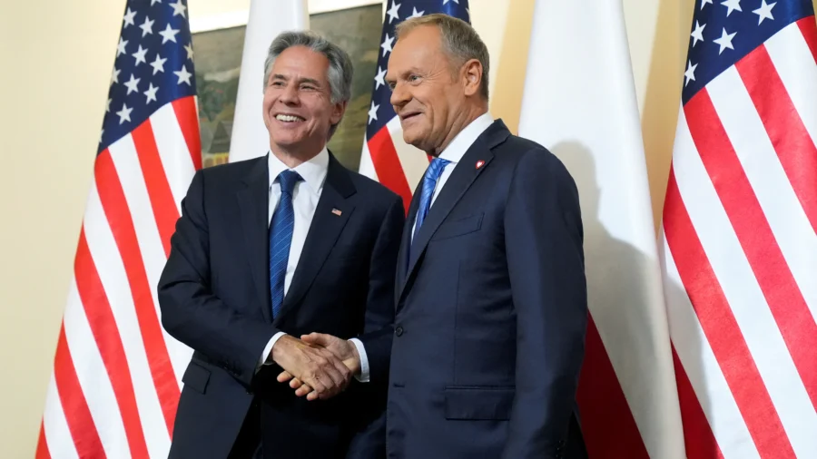 Poland Hosts Blinken, Joins Calls to Lift Weapons Restrictions on Ukraine