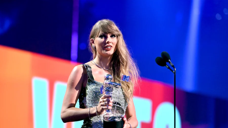 Taylor Swift Wins 7 VMAs, Tying Beyonce for Lifetime Lead