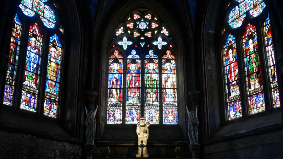 Debate Rises Over Notre-Dame Stained-Glass Window Replacement