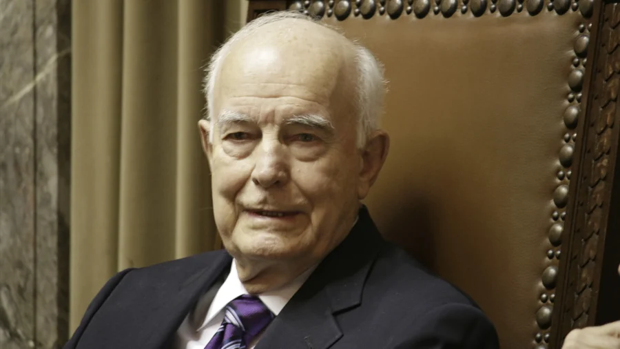 Dan Evans, Former Republican Governor and US Senator, Dies at 98