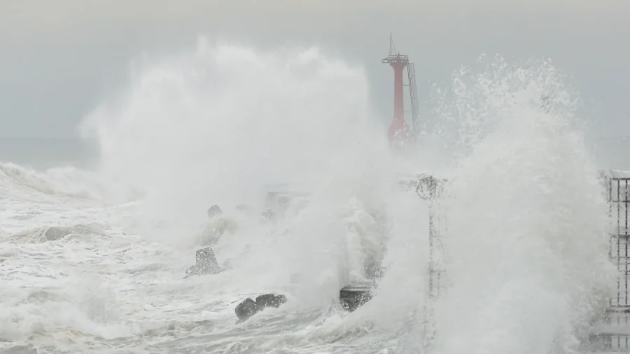 Weakening Typhoon Krathon Forecast to Make Landfall on Taiwan Coast