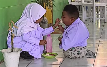 Heartwarming Moment Schoolgirl Gives Her Lunch to a Disabled Classmate