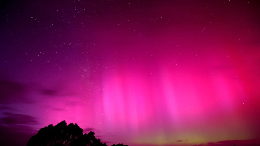 In Photos: Northern and Southern Lights Decorate Night Sky