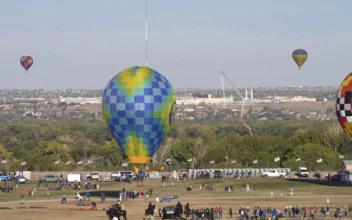 Hot-Air Balloon Strikes and Collapses Radio Tower in Albuquerque During Festival