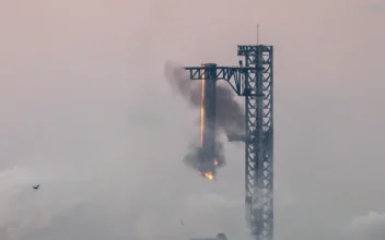 SpaceX Catches Giant Starship Booster in 5th Flight Test