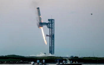 SpaceX Catches Giant Starship Booster in 5th Flight Test