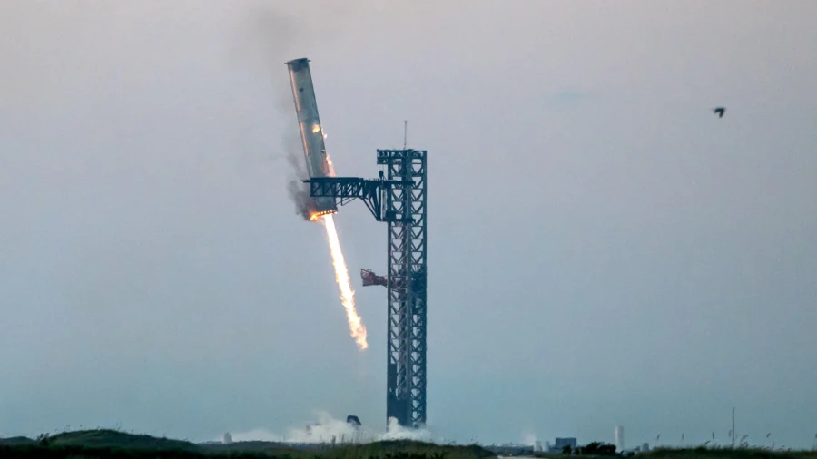 SpaceX Catches Giant Starship Booster in 5th Flight Test