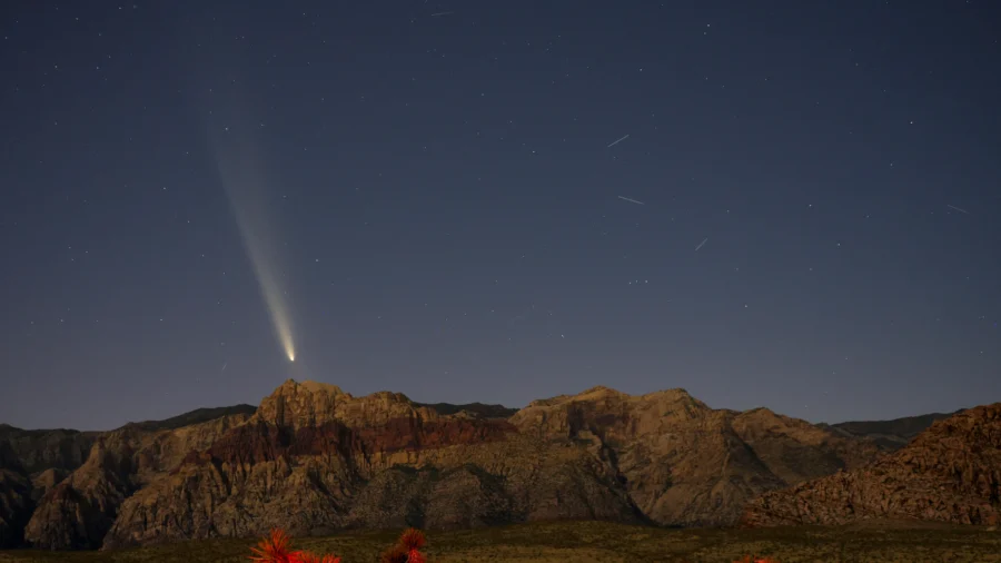 Comet Tsuchinshan-Atlas Lights up the Night Sky