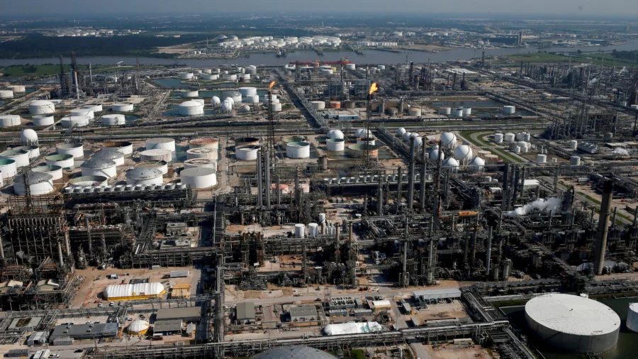 3 Workers Sue Pemex for Injuries at Texas Refinery