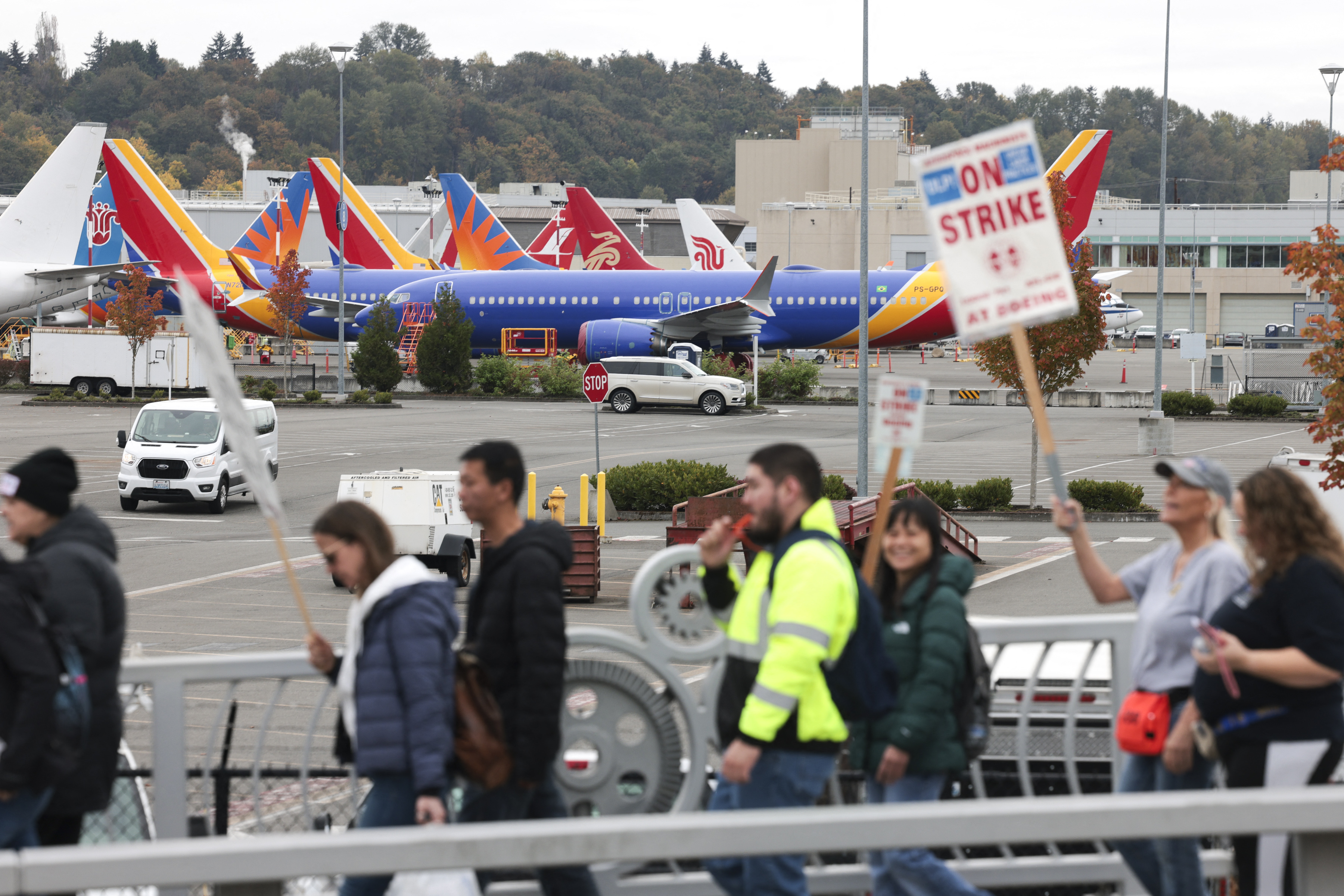 Boeing Preparing to Lay Off 17,000 Workers Amid Strike NTD