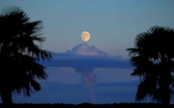 October’s Supermoon Pairs With Comet for Special Nighttime Spectacle