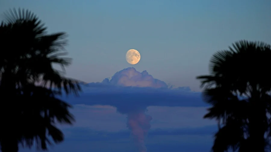 October’s Supermoon Pairs With Comet for Special Nighttime Spectacle