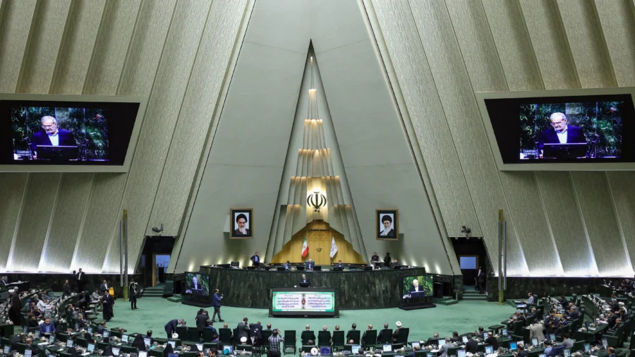 US, World Should Put 'Full Chokehold' on Iran’s Funds: Foreign Policy Analyst
