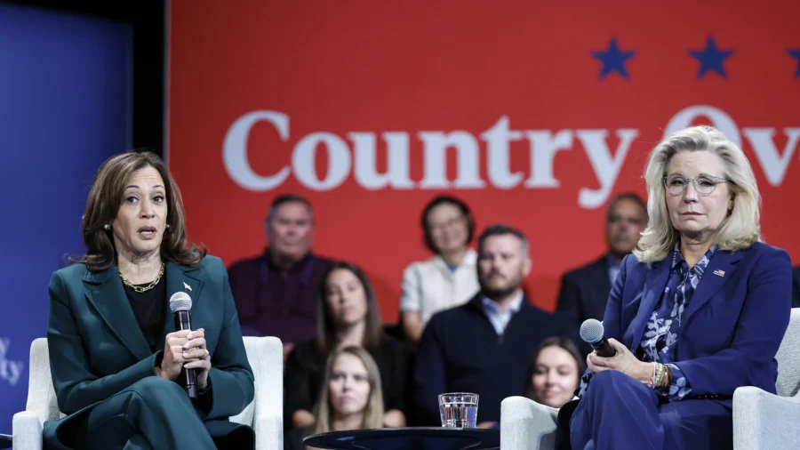 Presidential Candidates in 'Race to the Middle' as Election Day Draws Near: Analysis