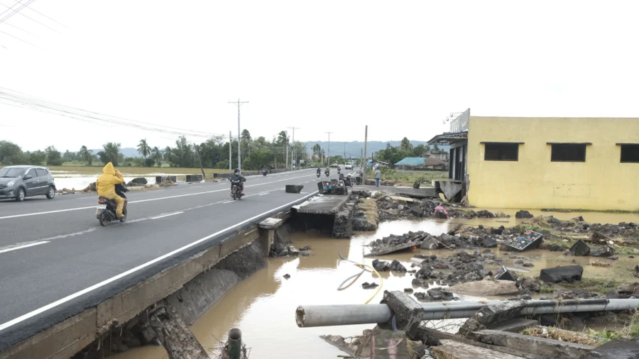 Floods in Philippines Kill at Least 7 and Trap Others on Roofs as Storm Approaches