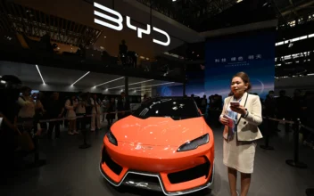 Chinese Carmakers Targeting Rivals with Inexpensive Cars | Business Matters (October 28)