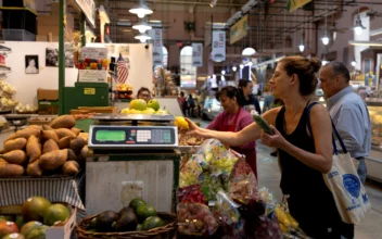 US Economy Grows in 3rd Quarter, Driven by Surge in Consumer, Government Spending