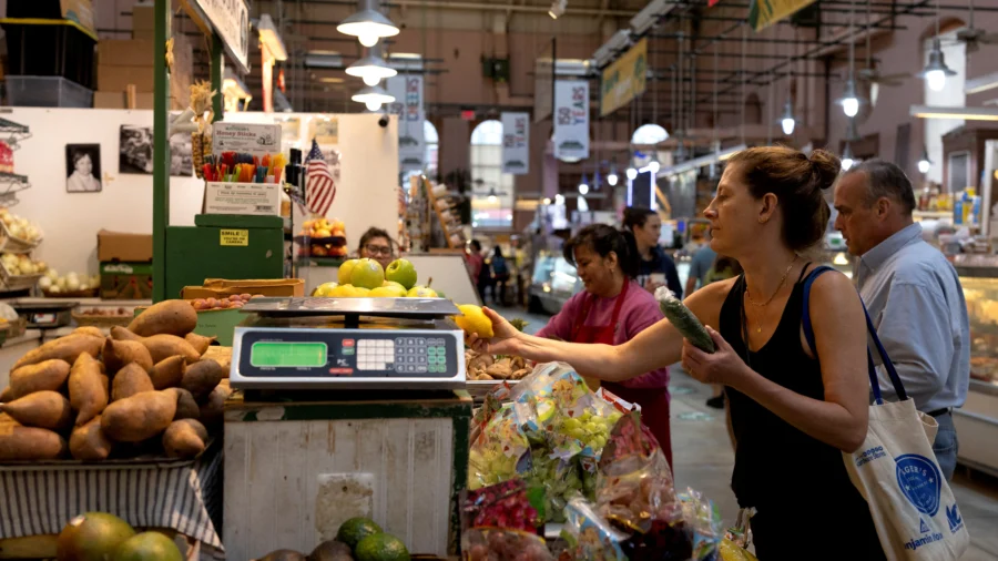 US Economy Grows in 3rd Quarter, Driven by Surge in Consumer, Government Spending