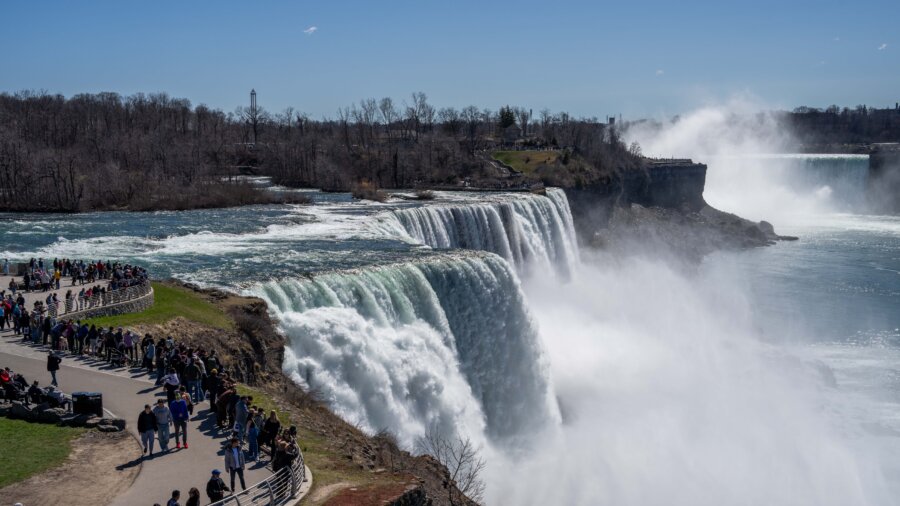 A Mother Intentionally Went Over Niagara Falls With Her 2 Children, Police Say