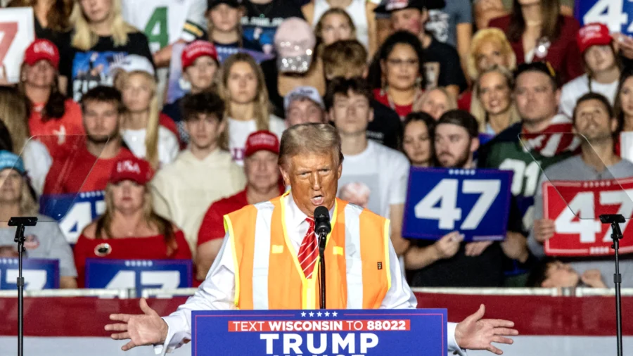 Trump Holds Campaign Rally in Green Bay, Wisconsin