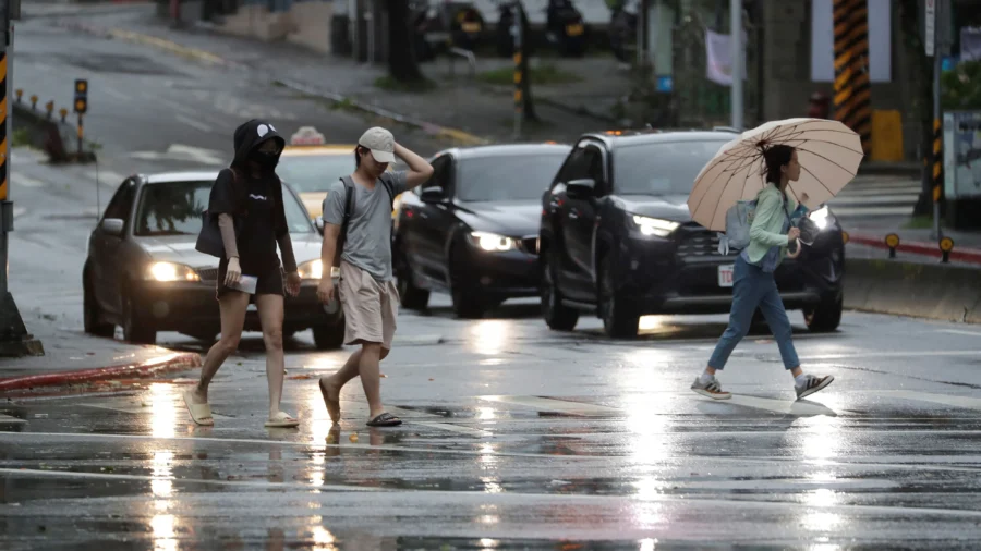 Typhoon Kong-rey Hits Taiwan’s East Coast, Leaving One Dead