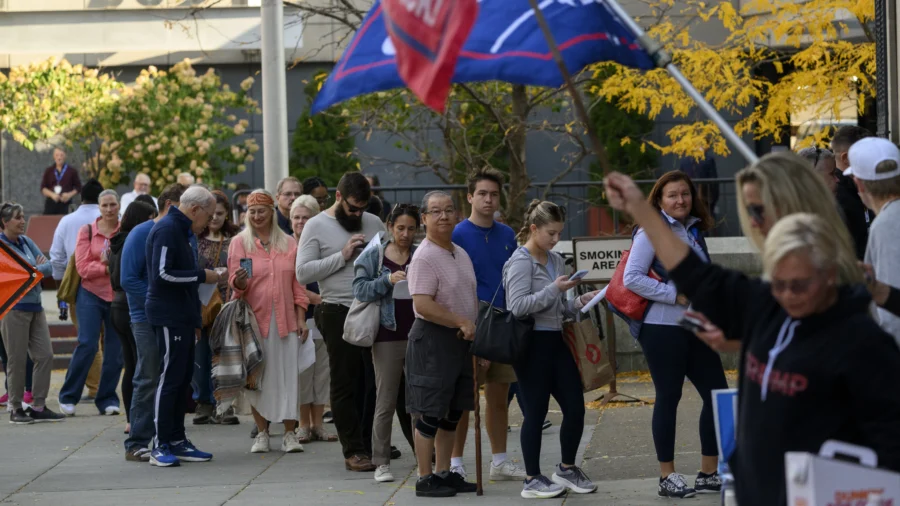 Women Outnumber Men in Early Voting in Battleground States