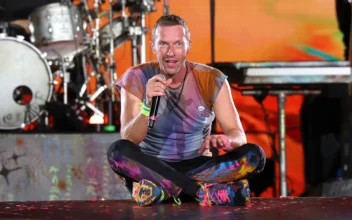 Chris Martin Falls Into Hole in Stage During Coldplay Gig in Australia