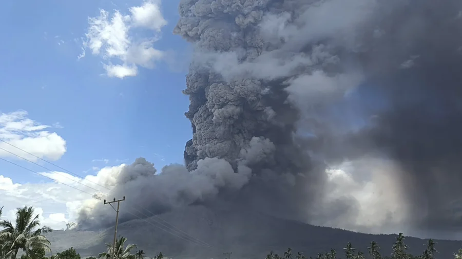 Indonesia’s Mount Lewotobi Laki Laki Unleashes Towering Columns of Hot Clouds