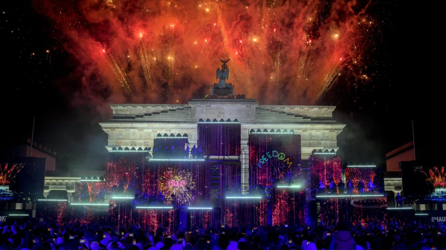 Tens of Thousands Celebrate Fall of Berlin Wall 35 Years Ago