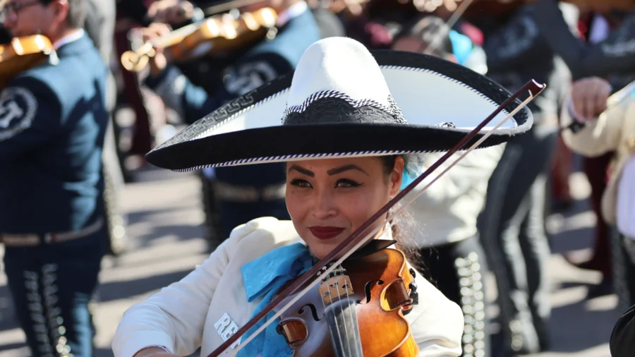 More Than 1,000 Mariachis Belt Out Classics Like ‘Cielito Lindo’ in Mexico City Plaza